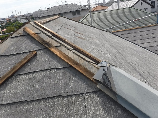 瀬戸市で屋根カバー工事に伴い既存棟板金の解体、屋根カバー工事では必須の下処理です